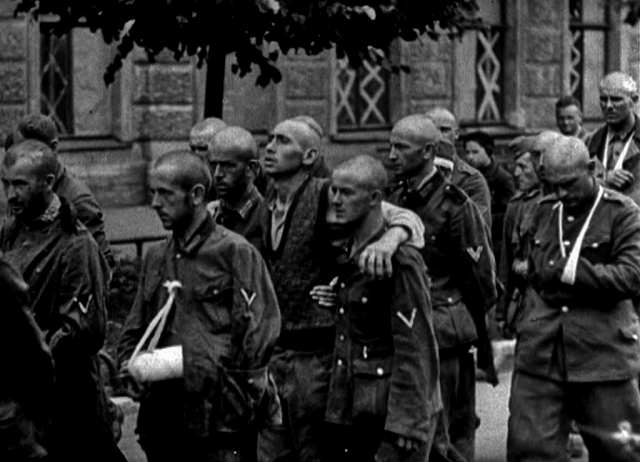 Первые немецкие пленные на улице Чайковского в Ленинграде.