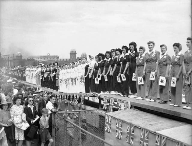 Конкурс красоты среди женщин, которые работали во время войны - 1942 год. Конкурс проходил в Канаде. Принять участие в нем могла любая женщина, которая работала в условиях войны. 