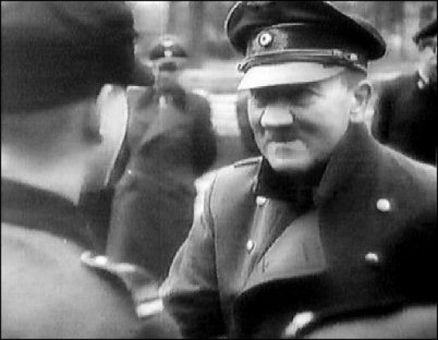 Однако официальные историки продолжают утверждать, что у фюрера не было шансов сбежать из Берлина.
