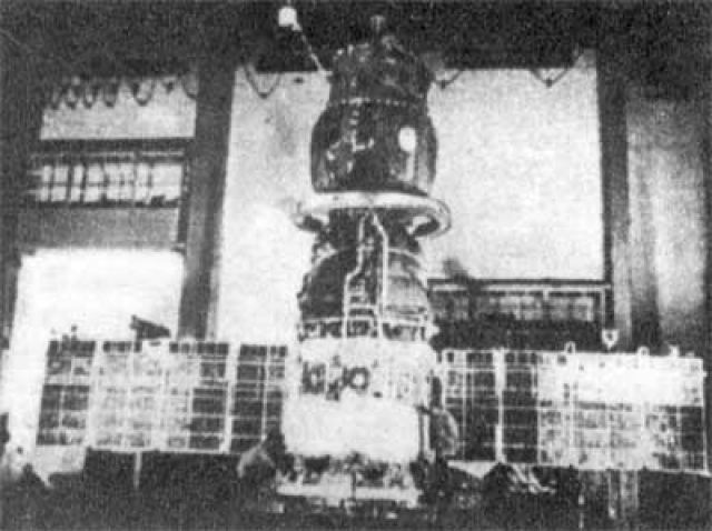 "Союз-1". В 1967 году СССР отставал от США в космической гонке. Несмотря на то, что перед этим запуски непилотируемых "Союзов" заканчивались авариями, политики спешили любой ценой запустить на орбиту корабль "Союз-1" с космонавтом на борту.