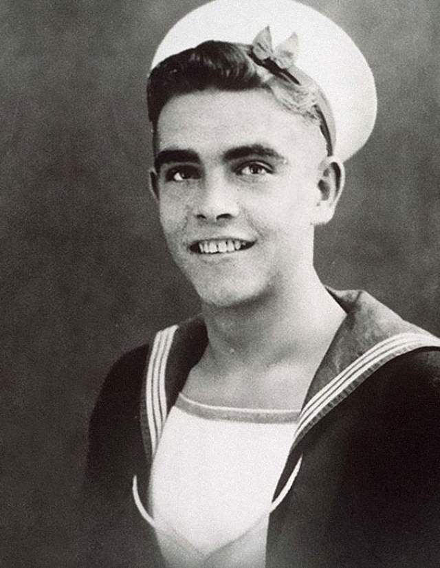 Юный Шон Коннери в костюме моряка.