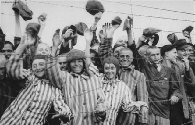 Истощенные узники от радости даже подбрасывали солдат в воздух. Всего американцы освободили более 21 000 узников.