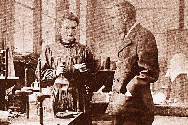 Она была удостоена Нобелевских премий в физике и химии, причем это первая женщина, которая получила эту премию, и единственная женщина, получившая ее дважды.