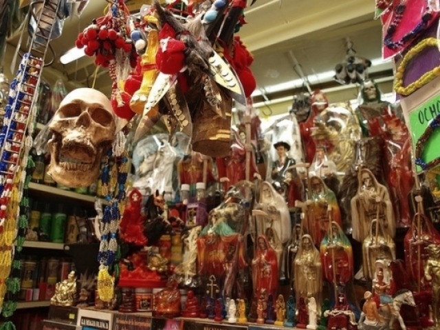Колдовской рынок Сонора, Мехико. На крытом рынке целый отсек посвящен товарам для магических обрядов. Если вам нужны черепа, кровь змеи, сушеные колибри или вяленые игуаны, то вам сюда.