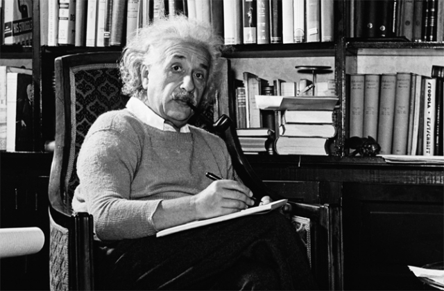Хотя он много лет жил в США и был полностью двуязычными, Эйнштейн утверждал, что не умеет писать на английском языке.
