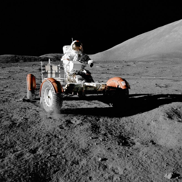 Астронавт Юджин Сернан, командир экипажа Аполлона-17 на лунном автомобиле "Лунар Ровер".