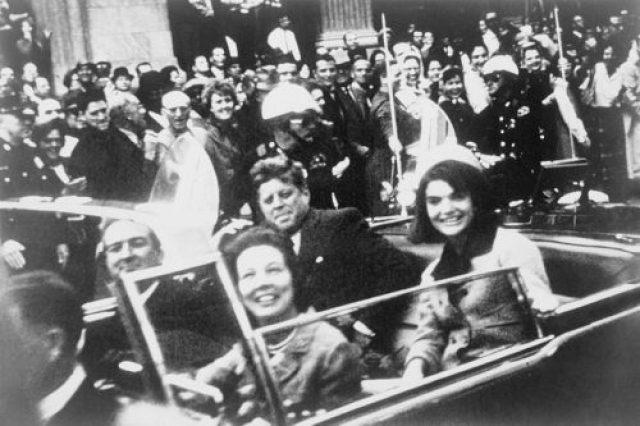Джон Кеннеди со своей супругой Джеки за мгновения до того, как роковые выстрелы унесут его жизнь 22 ноября 1963 года.