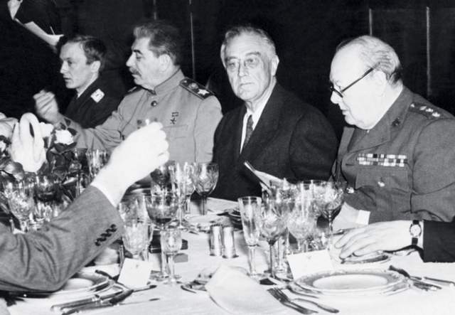 Сталин, Рузвельт и Черчилль  за накрытым столом.
