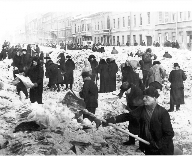 Ленинградцы работают на воскреснике по очистке города.