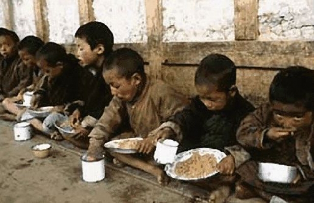 Во время правления Ким Чен Ира случился ужасающий голод, убивший от сотен тысяч до миллионов граждан Северной Кореи.