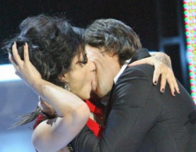 У телеведущей Тины Канделаки был скандальный поцелуй с Андреем Малаховым , причем, на тот момент Тина уже была замужем.