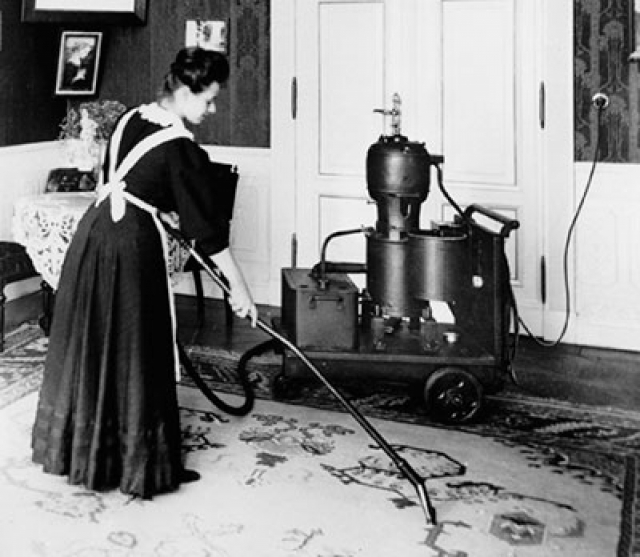 Пылесос. Согласно официальной версии первый патент на пылесос получил английский изобретатель Хьюберт Сесил Бут. Именно ему принадлежала идея сбора пыли специальной машиной, работающая модель которой впервые была представлена в 1901 году.