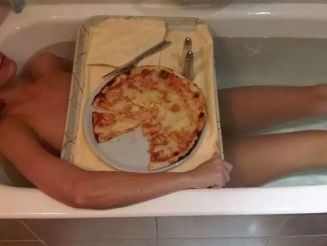 Кэти Перри. Селфи в ванной… с пиццей.
