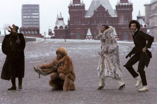 Бони-М: Лиз Митчел Мейзи Уильямс, Бобби Фаррелл и Марсия Баррет (слева направо) на прогулке по Красной площади, декабрь 1978 год.