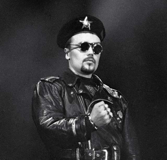 Богдан Титомир. Первый известный российский исполнитель в стиле хип-хоп эпатировал публику изобилием сексуальности и в песнях, и в собственном образе.