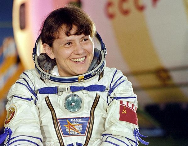 В 1984-м году Светлана Савицкая первой из женщин вышла в открытый космос, проработав за пределами станции "Салют-7" 3 часа 35 минут.