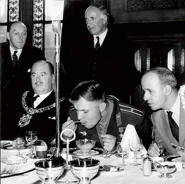 Юрий Гагарин , видимо, голодный.