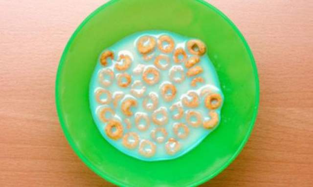 Добавьте несколько капель пищевого красителя в тарелку, затем засыпьте готовый завтрак  Когда ребенок будет наливать молоко, он удивится его необычному цвету.