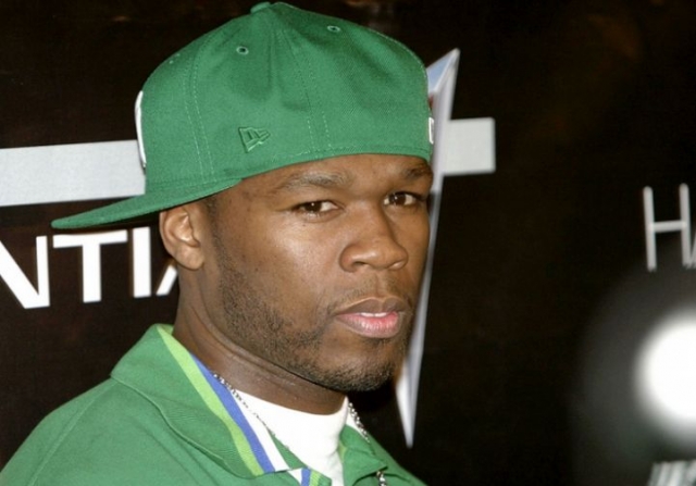 50 Cent. В 2000 году в рэпера выстрелили 9 раз. Многие говорят, что нападение было из мести за то, что в одной из песен он раскрыл информацию о людях, связанных с наркоторговлей.