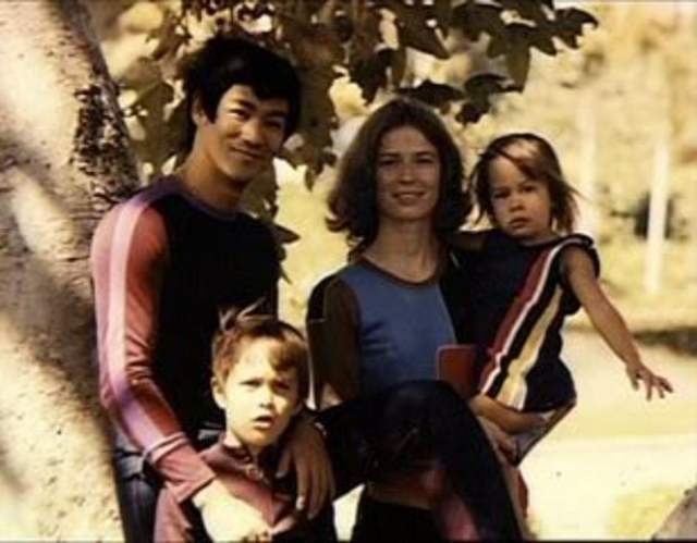 А это Брюс Ли с супругой, сыном и дочерью.
