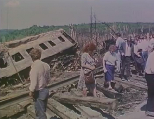 Взрывом были повреждены 37 вагонов и 2 электровоза, из них 7 вагонов - до степени исключения из инвентаря, 26 - выгорели изнутри.