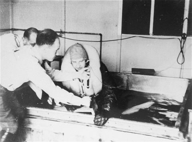 В 1941 году люфтваффе провели серию экспериментов для изучения гипотермии. Подопытных на три часа помещали в резервуар, наполненный холодной водой со льдом, либо голыми несколько часов держали на улице при очень низкой температуре.
