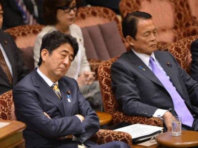 А это премьер-министр Японии Шинзо Абе и министр финансов Японии Таро Асо. Они устроили совместный тихий час во время заседания бюджетного комитета в Токио, в феврале 2013 года. 