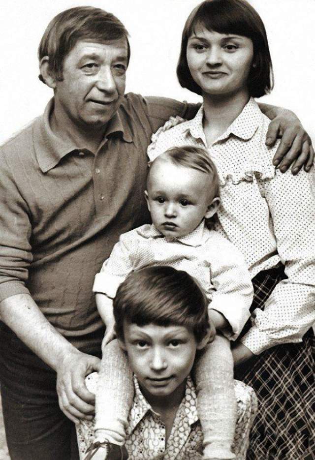 Борислав и Екатерина Брондуковы с сыновьями Костей и Богданом
