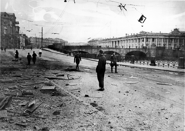 Набережная реки Фонтанки в Ленинграде после немецкого артобстрела.