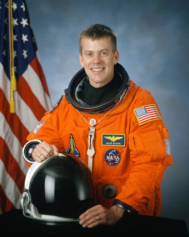 Второй пилот - 41-летний Уильям Камерон "Уилли" МакКул также имел опыт космических полетов и провел в космосе 15 дней 22 часа 20 минут.