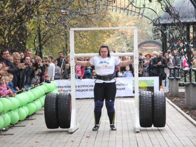 Украинка Нина Геря на своем примере доказала, что женщины вовсе не слабый пол. При росте чуть более 180 см и весе в 110 кг девушка за минуту пять раз перебросила гранитный шар (весом 120 кг) через препятствие высотой 1, 25 метра.