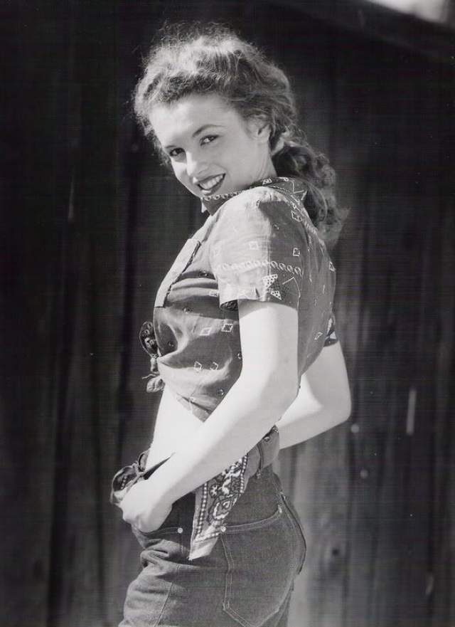 Норма Джин, именно так звали Мэрилин Монро , когда она принимала участие в этой фотосессии, пытаясь начать карьеру модели.