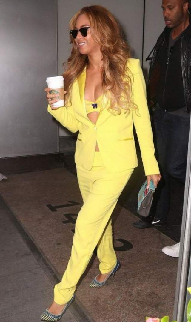 Поп-звезда Бейонсе (37) решила не заморачиваться с блузкой или топом и надела под свой желтый костюм французской марки Zadig & Voltaire бюстгальтер в тон. 