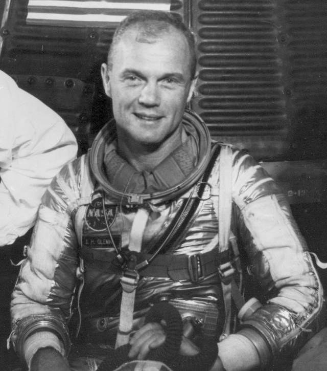 Джон Гленн. 26 февраля 1962 года астронавт на корабле "Меркурий-Френдшип-7" сфотографировал неопознанный сигарообразный объект, рядом с которым находился яркий источник света.