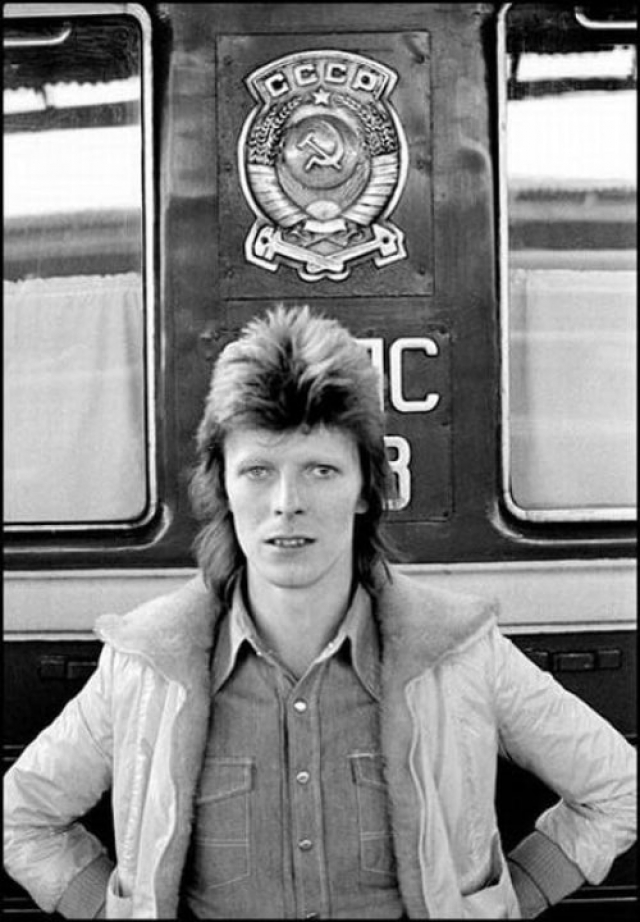 Дэвид Боуи около советского поезда, 1973 год