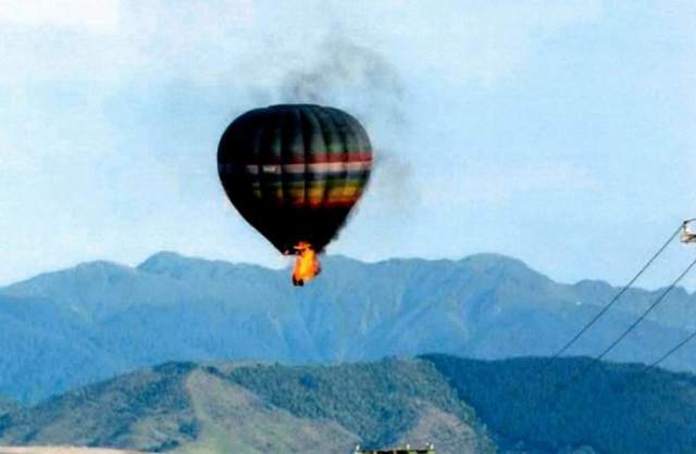 7 января 2012 года в деревушке Картентон в новой Зеландии совершался романтический полет для пар. На этом фото запечатлён момент столкновения  воздушного шара с линией электропередач. 33 тысячи вольт заставили жжёный газ загореться. Пожар охватил весь воздушный шар.