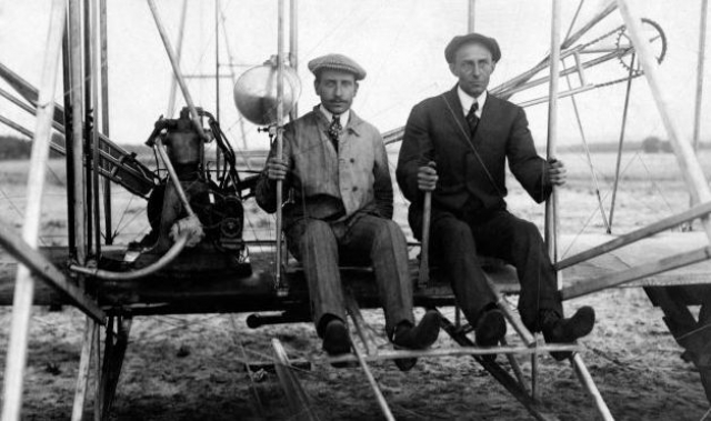 Там же они сконструировали и собрали первый в мире летательный аппарат, который представлял собой ничто иное как велосипед с приделанными к нему крыльями.