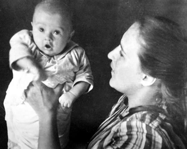 Нонна Мордюкова с сыном Василием, отцом которого был Вячеслав Тихонов.