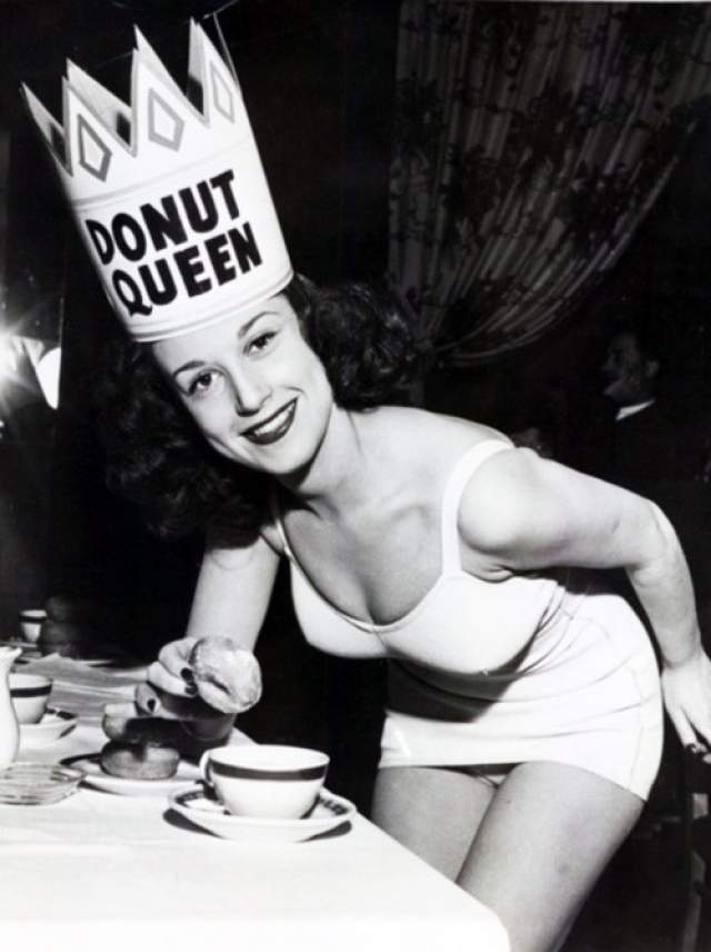 Королева пончиков - 1957 год. Этот конкурс пользовался большой популярностью среди жителей Нью-Йорка. И неудивительно, эта сладость и сегодня очень распространена в Америке. Каждый год победительница фотографировалась не только с короной и кубком, но и с пончиками. 