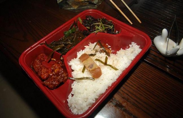 В августе 2010 китаянка обнаружила использованный пластырь в тарелке риса из закусочной.