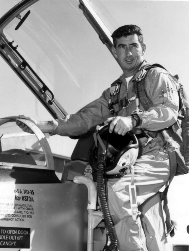 Адамс Майкл Джеймс. Американский летчик-испытатель, астронавт ВВС США. Погиб в космосе во время своего седьмого суборбитального полета на Х-15 в 1967 году.