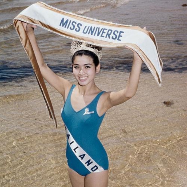 Aпасра Хонгсакула, Таиланд. «Мисс Вселенная — 1965». 18 лет, рост 164 см.