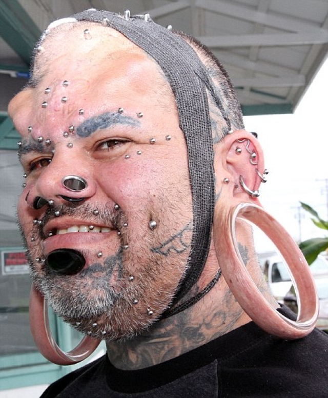 Как можно заметить, Каваи увлекается не только тату, но и имплантами в сочетании с пирсингом. Среди его тату - татуировка на глазном яблоке.