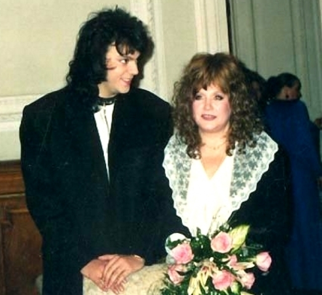 Пугачева и Киркоров поженились совершенно неожиданно, во время гастролей Филиппа в Санкт-Петербурге в марте 1994 года.