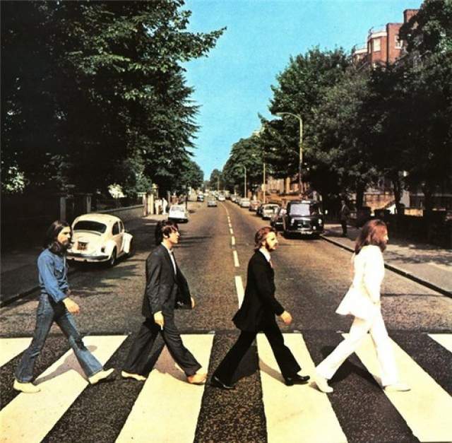 Обложка альбома The Beatles "Abbey Road" . 8 августа 1969 года фотограф Иен МакМиллан, по его словам, попросил полицейского, чтобы он остановил движение, пока он забирался на стремянку и фотографировал. 