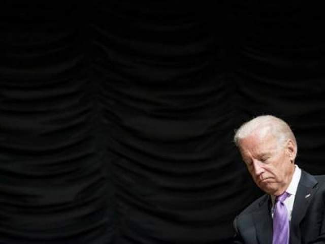 Вице-президенту США Джо Байдену удалось поспать во время торжественных проводов министра внутренней безопасности США Джанет Наполитано 6 сентября 2013 года в Вашингтоне. 