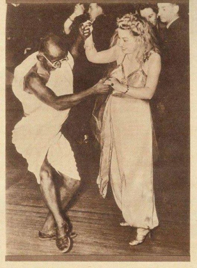 Танцующий Махатма Ганди на самом деле австралийский актер.