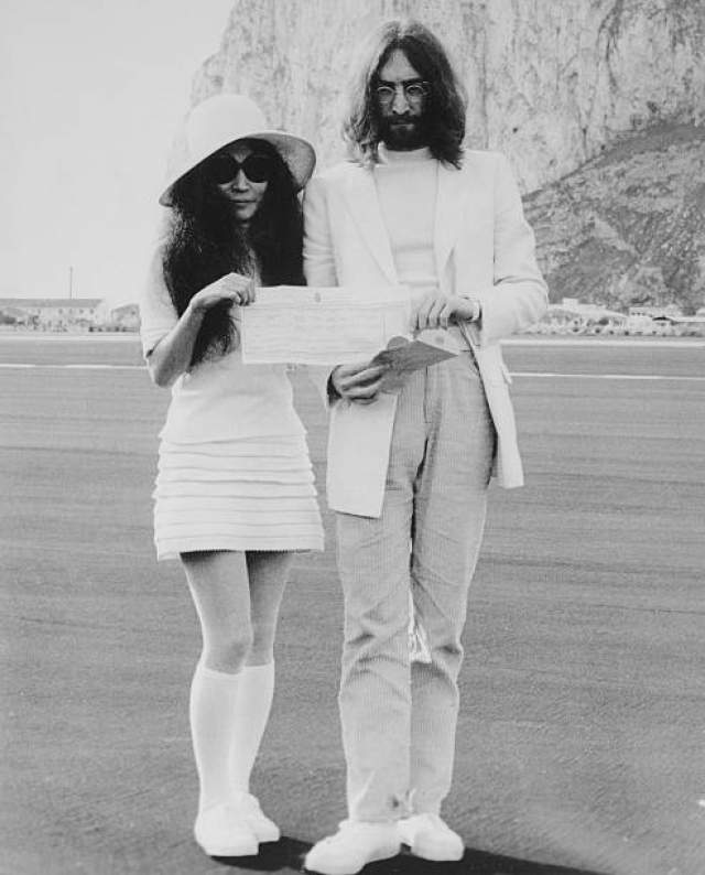 Йоко Оно и Джон Леннон расстались со своими супругами и начали жить вместе в 1968 году. Через год поженились. 