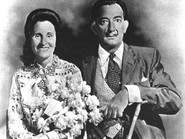 В 1934 году неофициально вступает в брак с Галой (официальное венчание произошло в 1958 году в испанском городке Жирона). В том же году впервые посещает США.