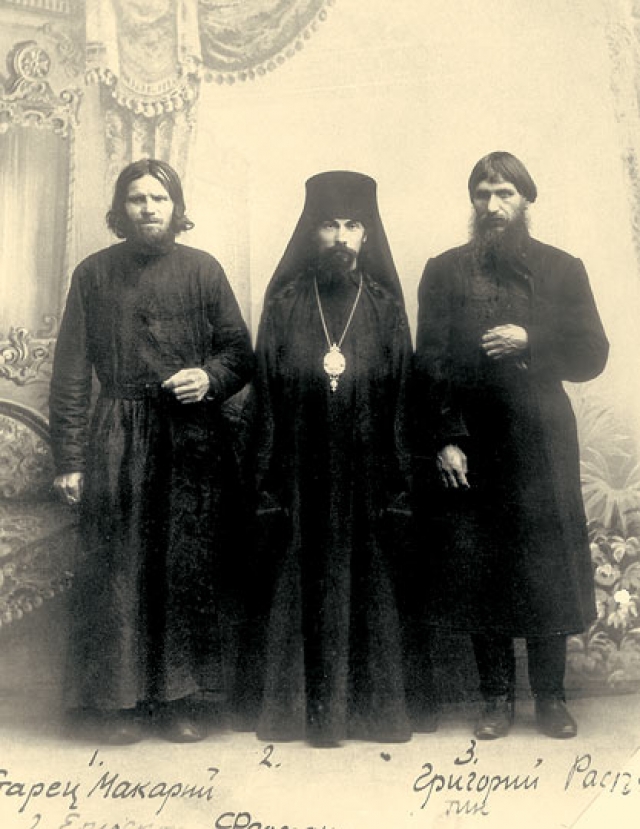 В 1900 году, совершая очередной пеший ход по святым местам Киева, Распутин познакомился с высокопоставленными духовными служителями, которые открывают ему дорогу в Петербург.